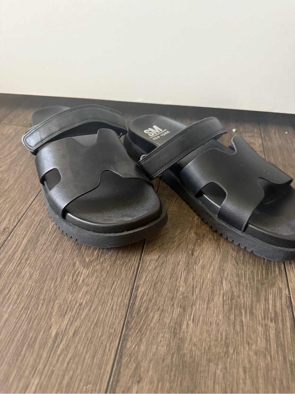 Black leather sandals with a chunky sole #chunky #leather